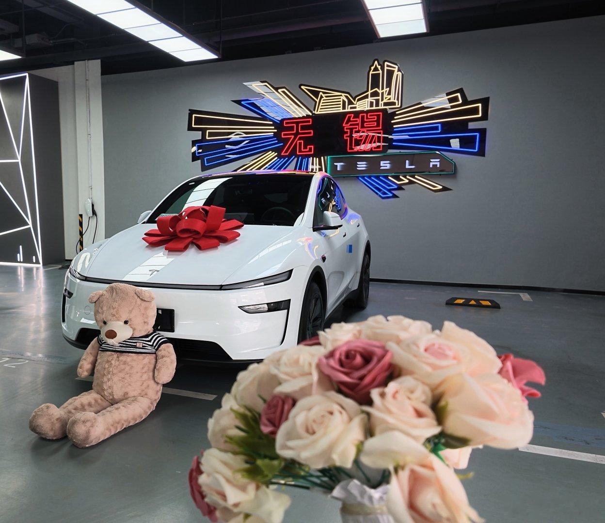 终于提车了，是特斯拉！🚗
喜提特斯拉Model Y🚗✨
家庭新座驾就位
鲜花作贺，从此风雨同行
愿前路坦荡，平安顺遂，奔赴山海❤️
#特斯拉 ​