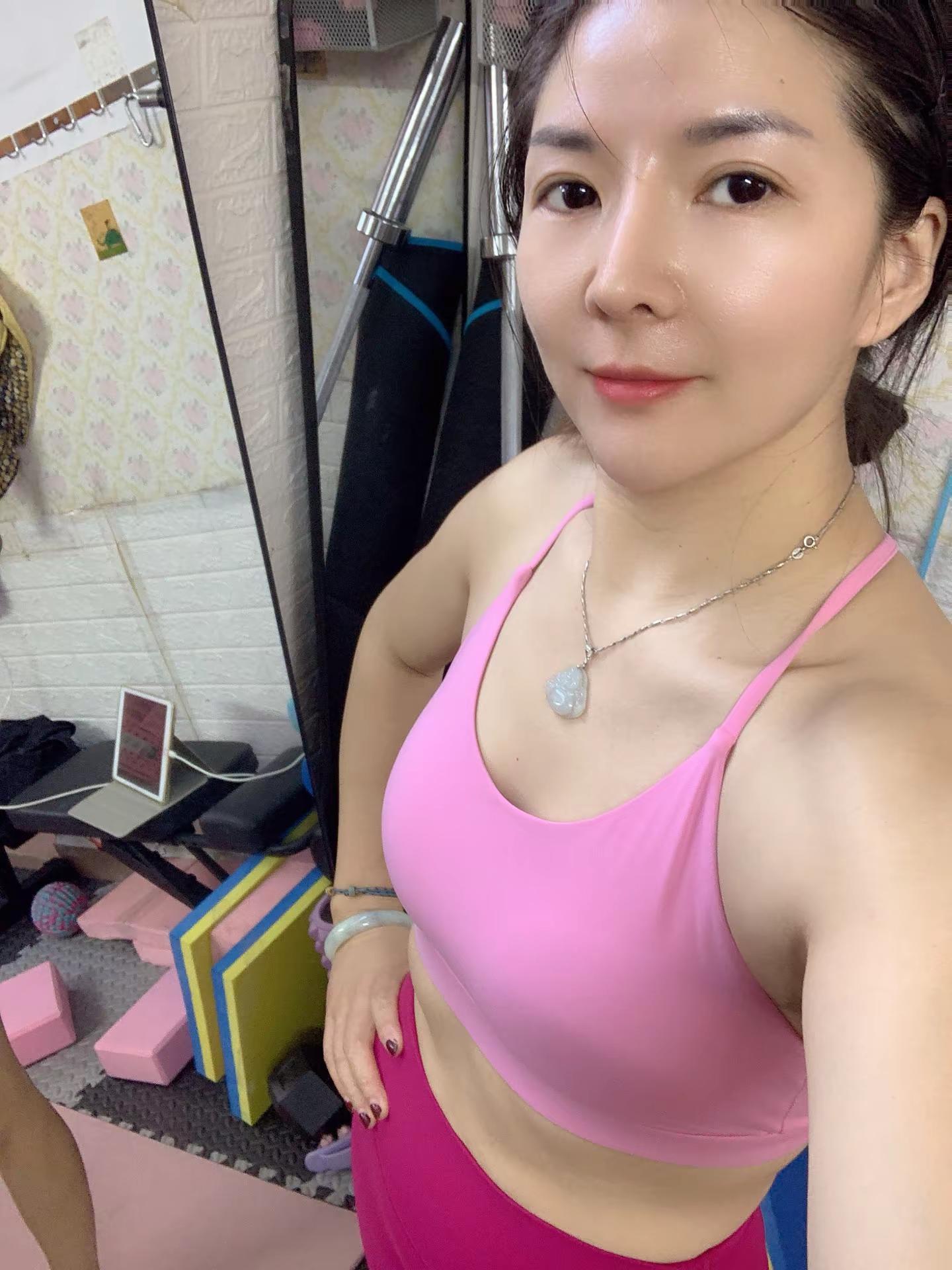 今天不撸铁😎练一个半小时瑜伽🧘🏻‍♀️拉伸放松一下肌肉💪🏻