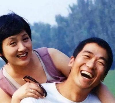 看到个事，说张国立跟前妻离婚三十多年了，至今每个月还按1988年的标准给对方打生活费。
这笔钱从没涨过，但也一天没断过，据说邓婕有时还会提醒他。
这事挺微妙的。
按说他后来那么红，根本不差钱，怎么就一直按当年的标准给，不随物价涨涨呢？
听着有点别扭。
但前妻也从来不抱怨，就这么收着。
可能对他们三个