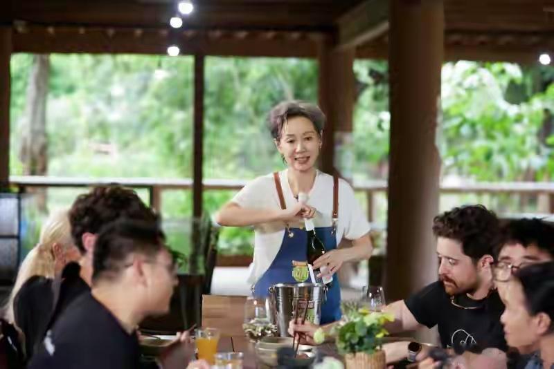 《中餐厅·南洋拾光季》收官，最后一次餐厅营业日挑战拉满
今晚（28日），湖南卫视《中餐厅·南洋拾光季》播出第十一期，餐厅将迎来本季最后一个营业日。
黄晓明、王俊凯、昆凌、姜妍、靳梦佳、张雅琪、林述巍与飞行嘉宾叶童携手，共同完成主厨餐桌、店内经营、大厨到家等多项任务。
在来的路上，叶童就 ​