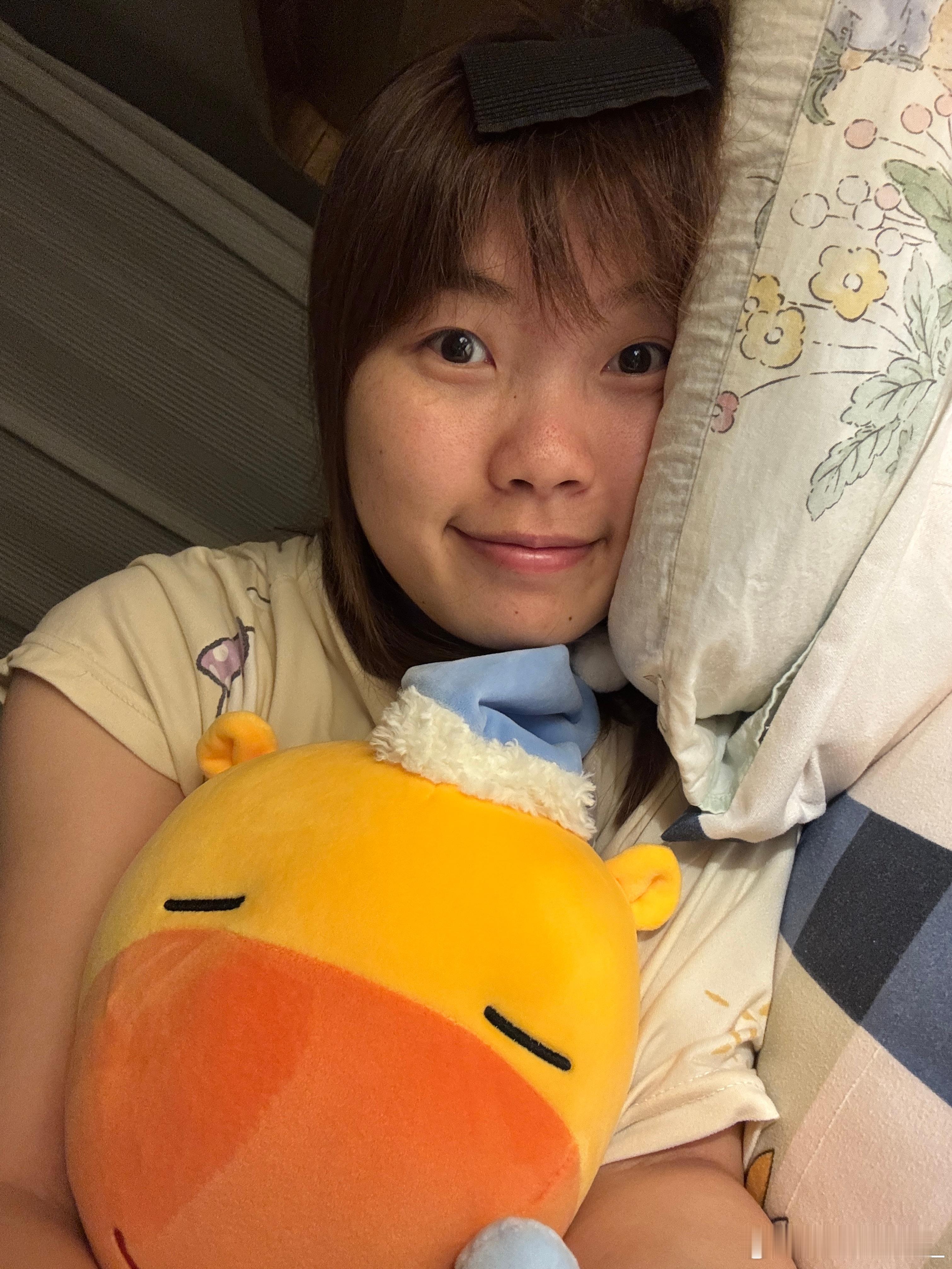 嘴角卡成一个弧度的看病日[委屈][委屈]大概率是放假以来作息饮食过于混乱导致免疫力下降，带来的真菌大爆发，麻了，以后再也不认为别人有头皮屑是不爱干净了[泪奔][泪奔][泪奔]
我可是隔天必洗头、洗头必换枕套之人呀，太惨了。今天第一次体验刷酸，好贵啊，前两天才想着医保攒了不少钱，这一下子又框 ​