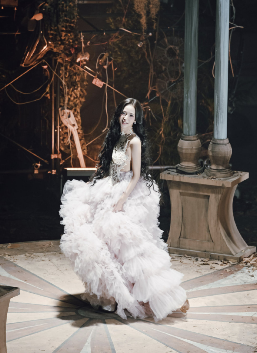 #kimjisoo[超话]# 🐰#金智秀第一且唯一kpop百万女solo# 🐰#金智秀jisoo# 🐰#金智秀门面主唱# 

📖我的终极浪漫是，在任何时候都不会失去自我，我是作为我自己存在的，当然我也知道在变化的瞬间守住自我是一件多么困难的事情，但正因为如此，反而感觉更浪漫。

​