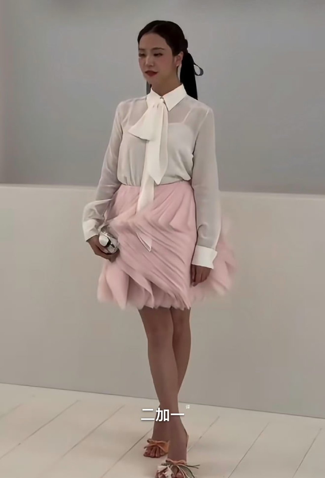 #Dior大秀#

#金智秀# Jisoo×Dior 现场原图直出4p ​