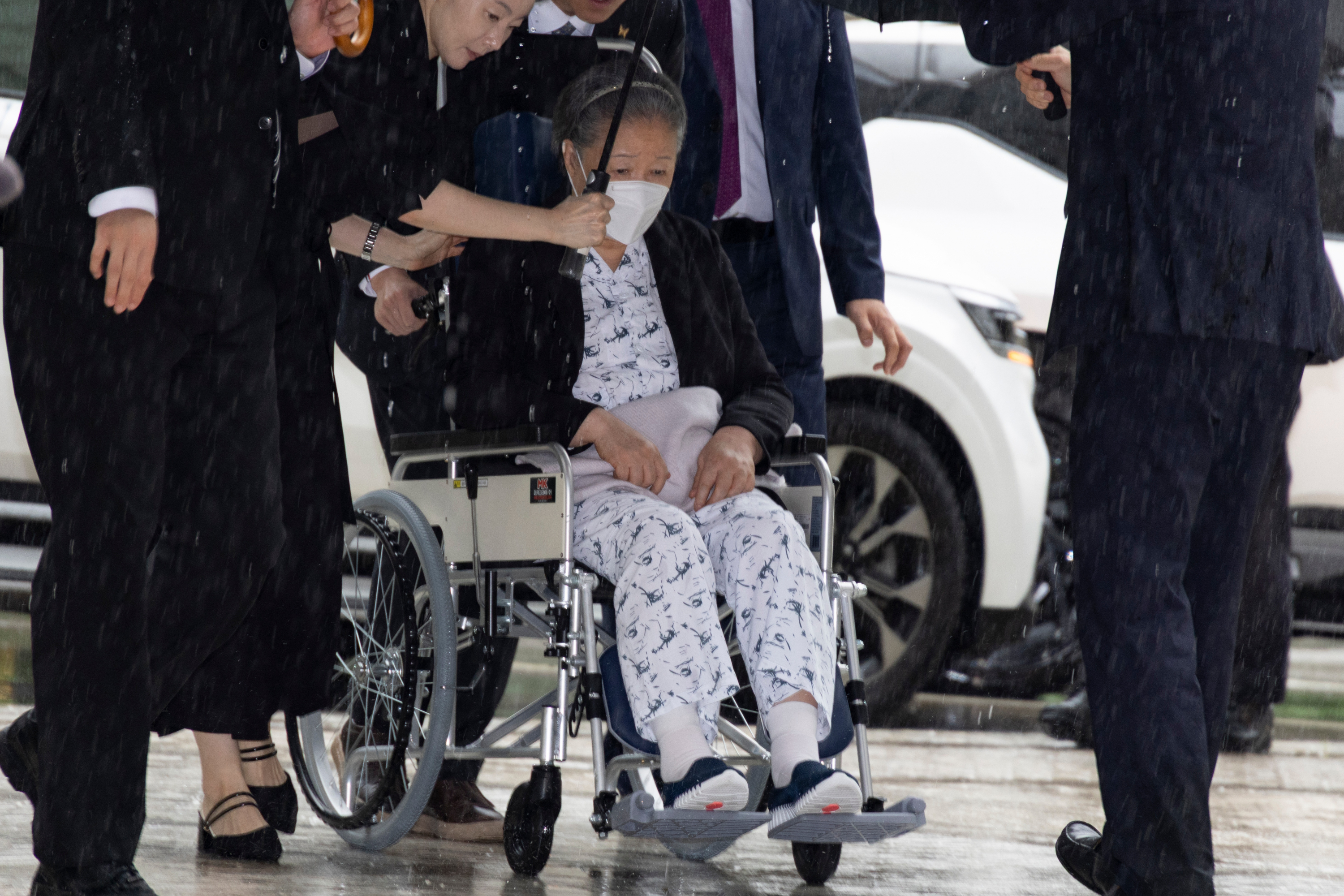#韩统一教会总裁获刑两年# #韩统一教会总裁勾结尹锡悦政府被判两年#【韩“统一教会”总裁韩鹤子获刑两年】据韩联社8月31日报道，韩国首尔中央地方法院8月31日对原“统一教会”(现称“世界和平统一家庭联合会”)总裁韩鹤子涉嫌与尹锡悦政府勾结案作出一审判决，判处韩鹤子有期徒刑2年。

此前，独立检察 ​