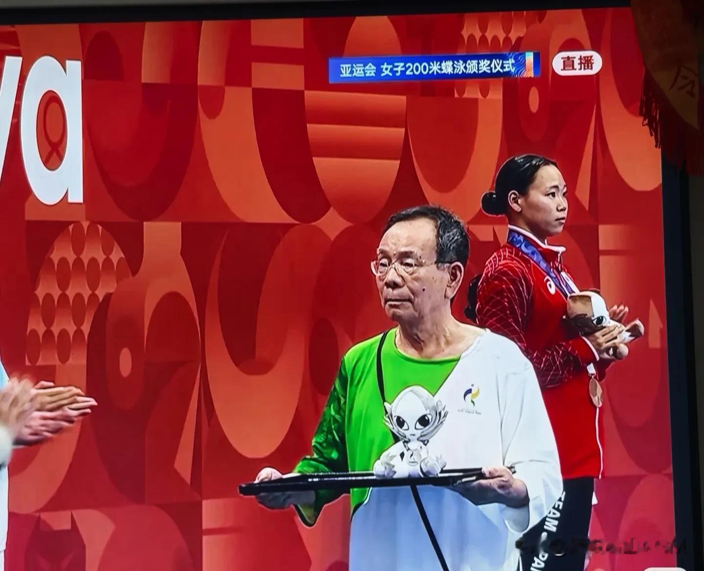 虽然日本这次亚运会办的很拉胯，
但我觉得没必要踩人家找大爷大妈做礼仪
事实上这么做挺好的，至少
打破了“美瘦幼”的固化审美和年龄限制   老年人也能参与亚运，这甚至可以说是一个人性化的巧思，引导全世界关注老龄化问题，还打破了礼仪小姐只能是帅哥美女的刻板印象，很有想法和意义的一个行为
同时也赋予了中老