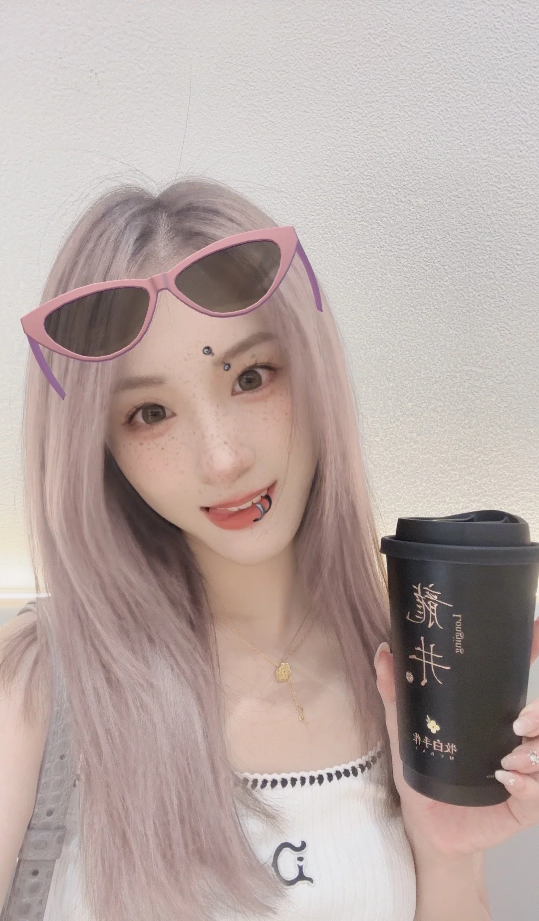 没有烦恼是奶茶解决不了的 谁用谁好看的滤镜 喝一杯奶茶 今日发色 粉色头发