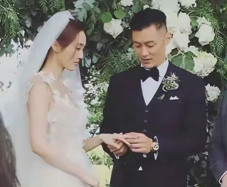 44岁余文乐，和已经离婚3个月的前妻王棠云，在香港一同聚餐被拍到。王棠云穿简约黑上衣配阔腿牛仔裤，状态舒展，余文乐一身白T卡其短裤，抱着孩子，两人各自开豪车，饭后一同返回昔日的爱宅。

不得不说，他俩这份相处模式还挺让人感慨。当初官宣离婚时就说往后永远是家人，如今看来不是场面话。两个人外形依旧亮眼，
