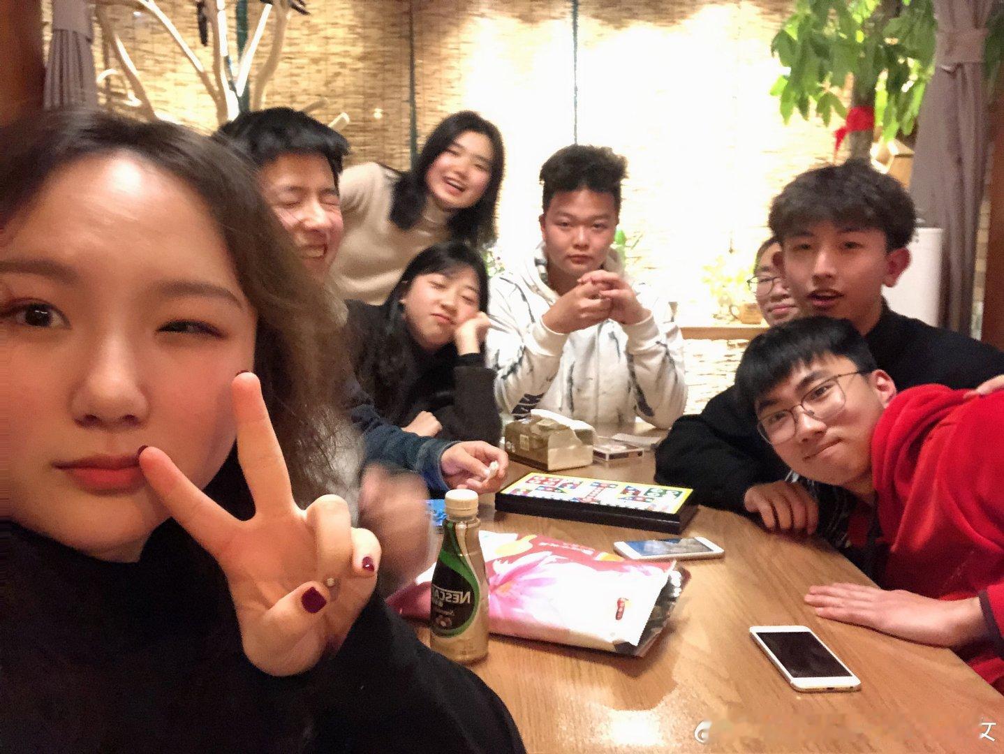 给好友过生日 过七夕 好饱满 小寿星美的呀🧋
又是那种需要两三个好友 朋友 撬动很多朋友的局[哈哈]
很难得 很开心 很洒脱 很高中
大脑门姐 百度网盘的存货来也 7-8年的时光也只有照片能存下那片刻的回忆了其余全靠手动补充
眼镜手动帮我倒车🚗谢谢☺️ 还有小龙 3q 不然我推车回家了 ​