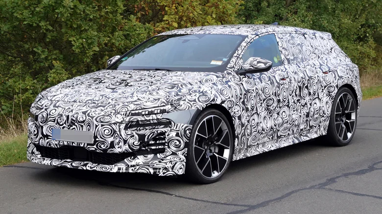 奥迪的纯电“RS6”也要来了

新车定位将高于S6 Avant e-tron，命名目前有两种说法：RS6 Avant e-tron或者S6 Avant e-tron Performance

车头重新设计了保险杠进气口，前扰流板造型更加突出；同时保留A6/S6 e-tron家族的分体大灯，前轮拱也经过调整，前门旁的狭长开口暗示轮距会略微加宽

新车搭载了大 ​