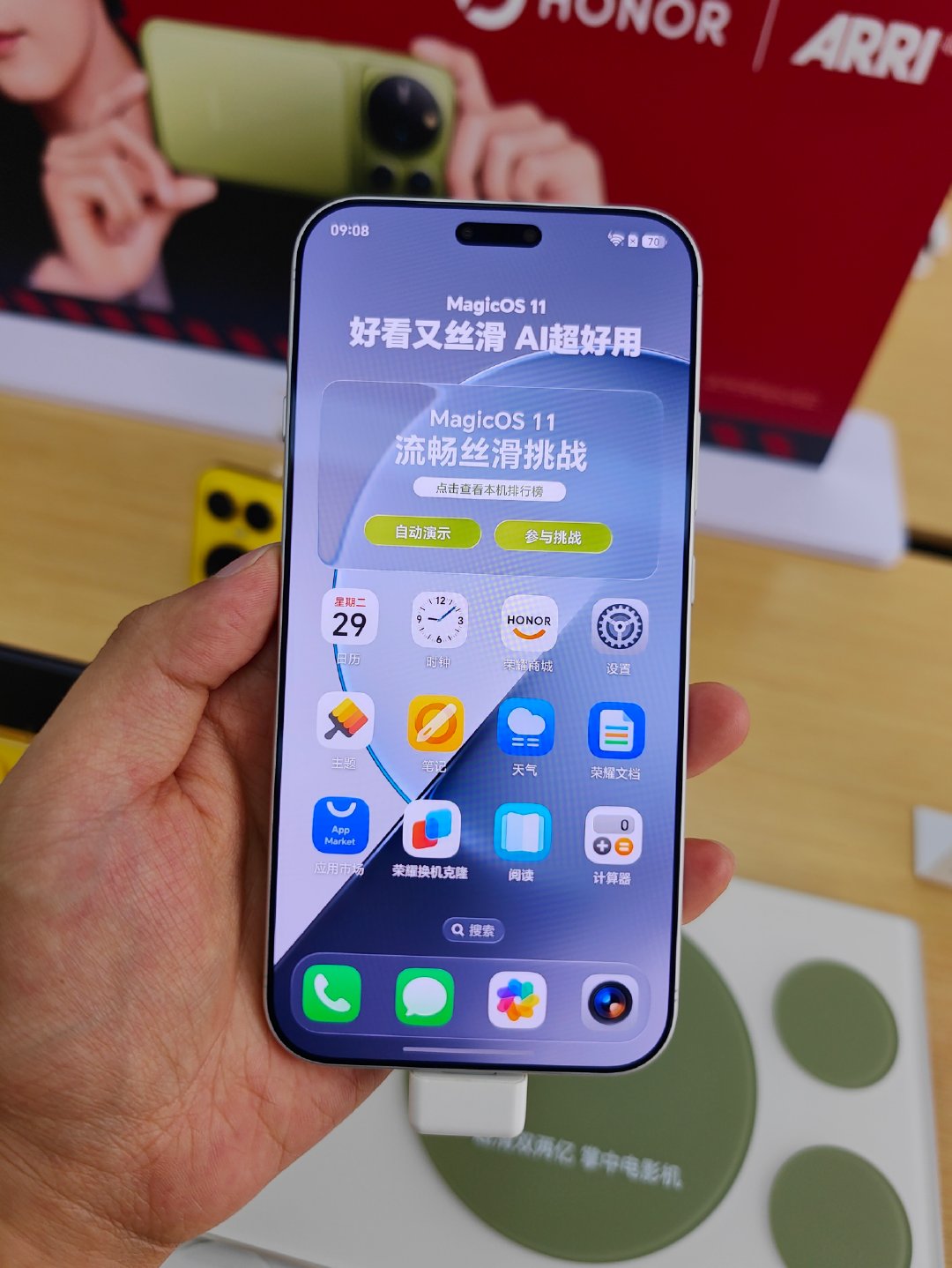 去摸了下荣耀 Magic 9 Pro Max，手感很棒啊，外观也不错，辨识度高，这次成了 ​