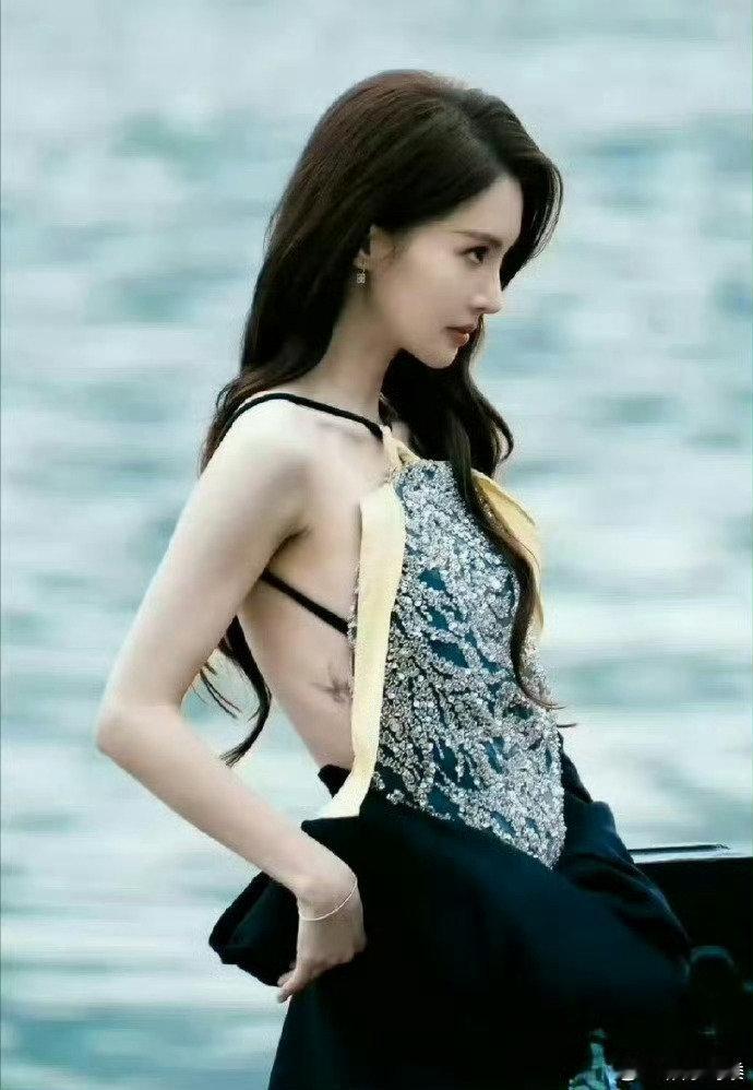 金晨毫不避讳她腰间的蝴蝶纹身 谁说纹身的就不是好女孩 ​​​