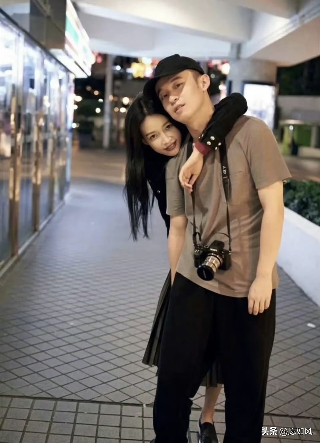 脑子进水了
孙怡才会和董子健复婚
都尝尽婚姻的苦涩，想不开才会
再进围城

当初孙怡和董子健相爱，有了可爱的女儿。几年的婚姻生活，听说董子健的妈妈一直不满意孙怡。
她的妈妈可是掌握娱乐圈的许多资源，都没有帮过孙怡，可能从始至终没把孙怡当作自家人。

孙怡当初在《十五年等待候袅》和《因为遇见你》的事业