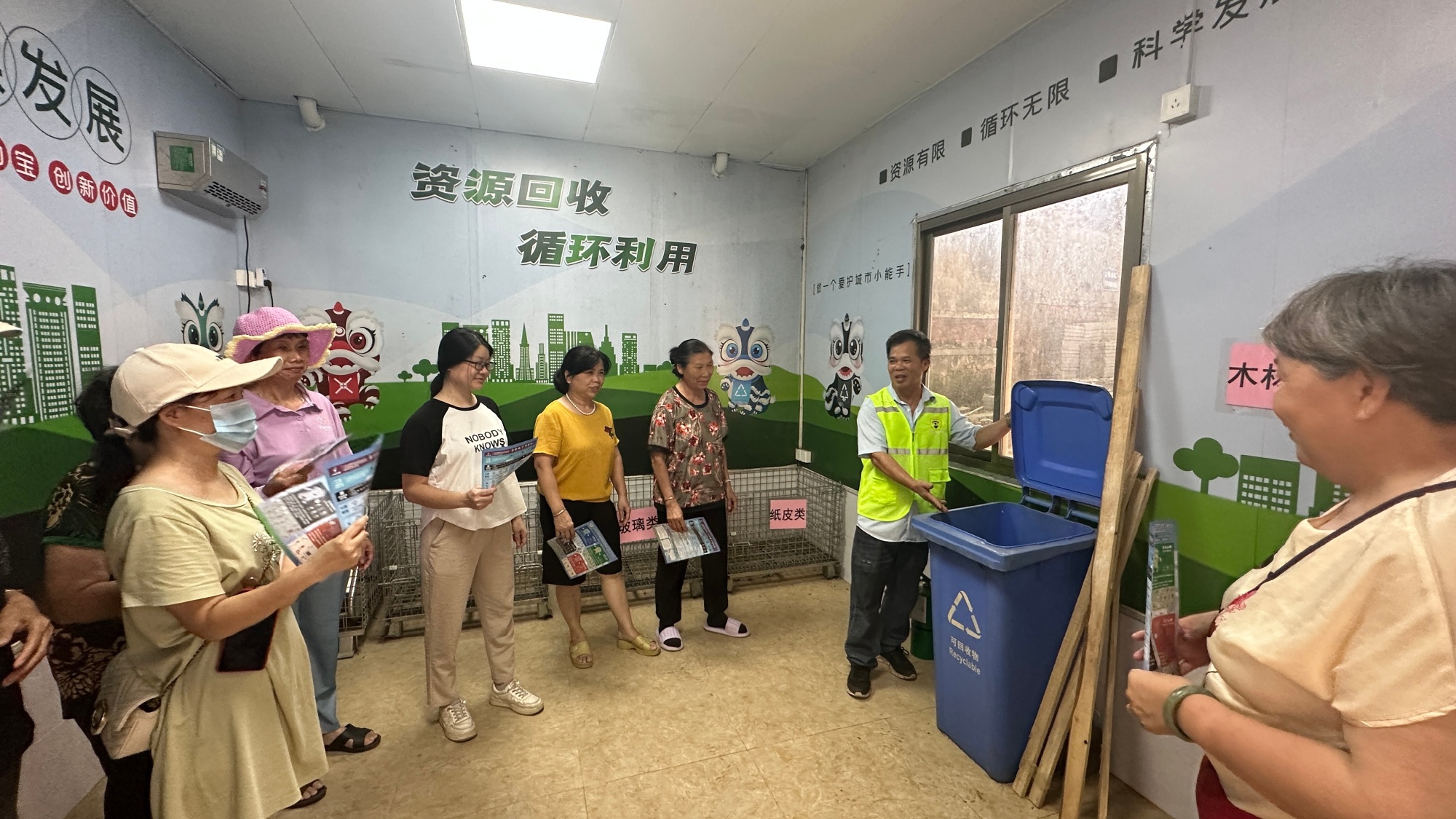 【资源回收站长啥样？红山街组织居民实地参观学分类】近日，黄埔区红山街联...
