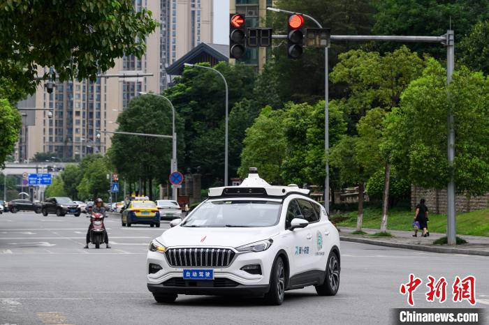 全国首个全无人自动驾驶商业化运营的城市，
不是深圳，不是北京，是重庆永川。
1448 公里双向测试道路，覆盖全域 1576 平方公里。
30 多个山城场景，立交、隧道、急弯全都有。
萝卜快跑 70 台、九识智能和白犀牛 45 台，
加起来 115 台 L4 级无人车在街上常态化跑。
累计测试 100