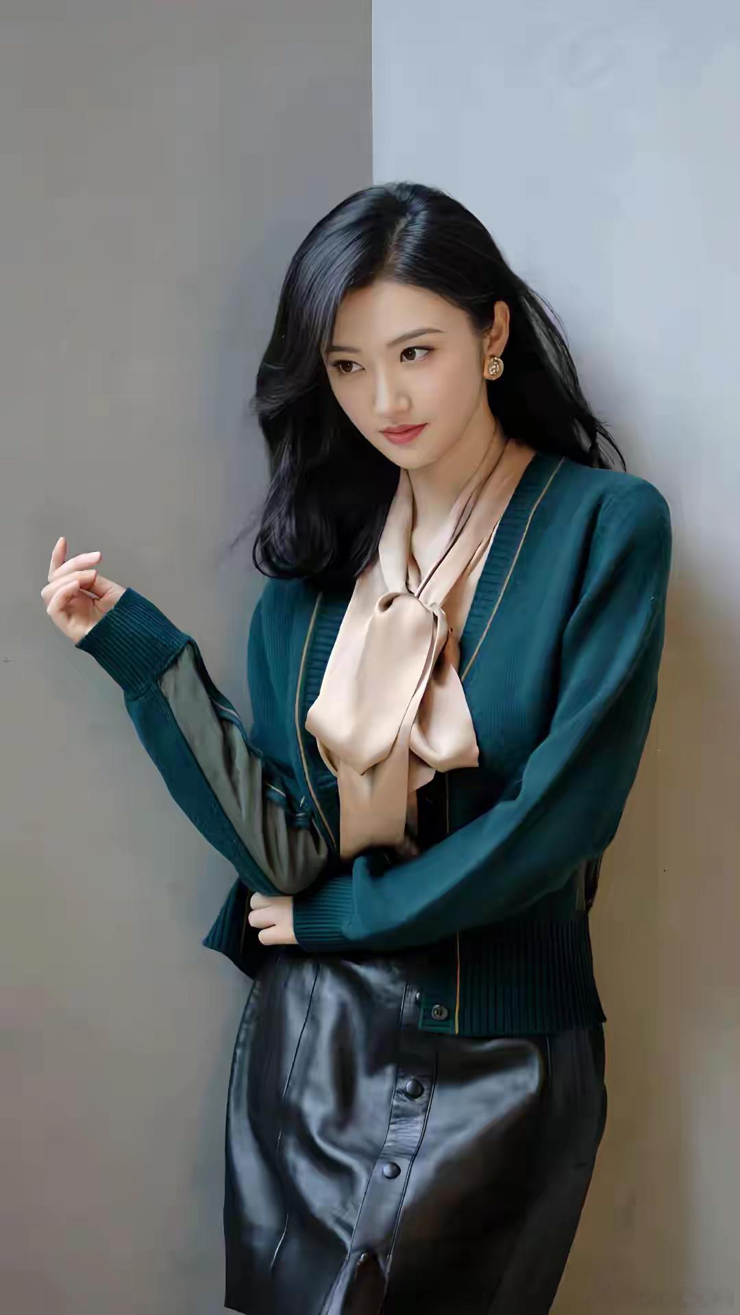 1.素颜男歌手和主持人女友这次是真的领证了，拉扯挺久了，闹过不少矛盾，总算是有个结果。男歌手据说没签婚前财产协议。
2.传奇组合之前闹矛盾，是女方老公在背后搞的鬼，利益分配理念不和，导致不合体。
3.景甜通过《瑞丽》杂志封面试水，看看能不能复出，网友反应情况。
4.娘娘夫妇也买过相思大姐老 ​