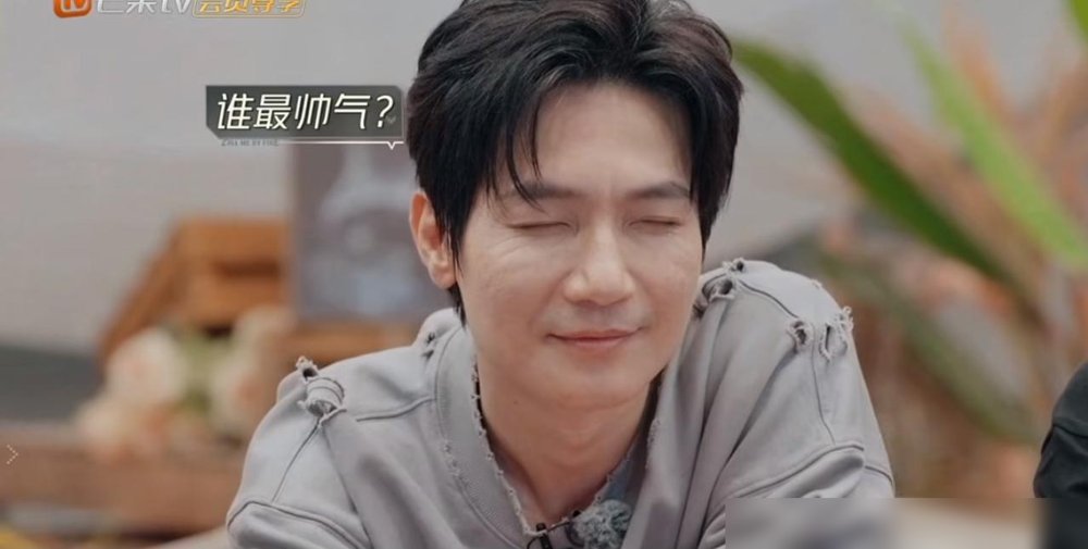 齐思钧问谁最帅，俞灏明手举得比答题还快。王栎鑫在旁边补了句：要不然我们是再就业呢。就这一句，0713的味儿全回来了。
别人上综艺是比帅，他们是比谁先把自己按在地上摩擦。俞灏明敢举手，是因为真觉得自己帅。王栎鑫敢拆台，是因为知道他不会急。这种互怼不是剧本，是十几年睡出来的默契。
看看现在，一个在《