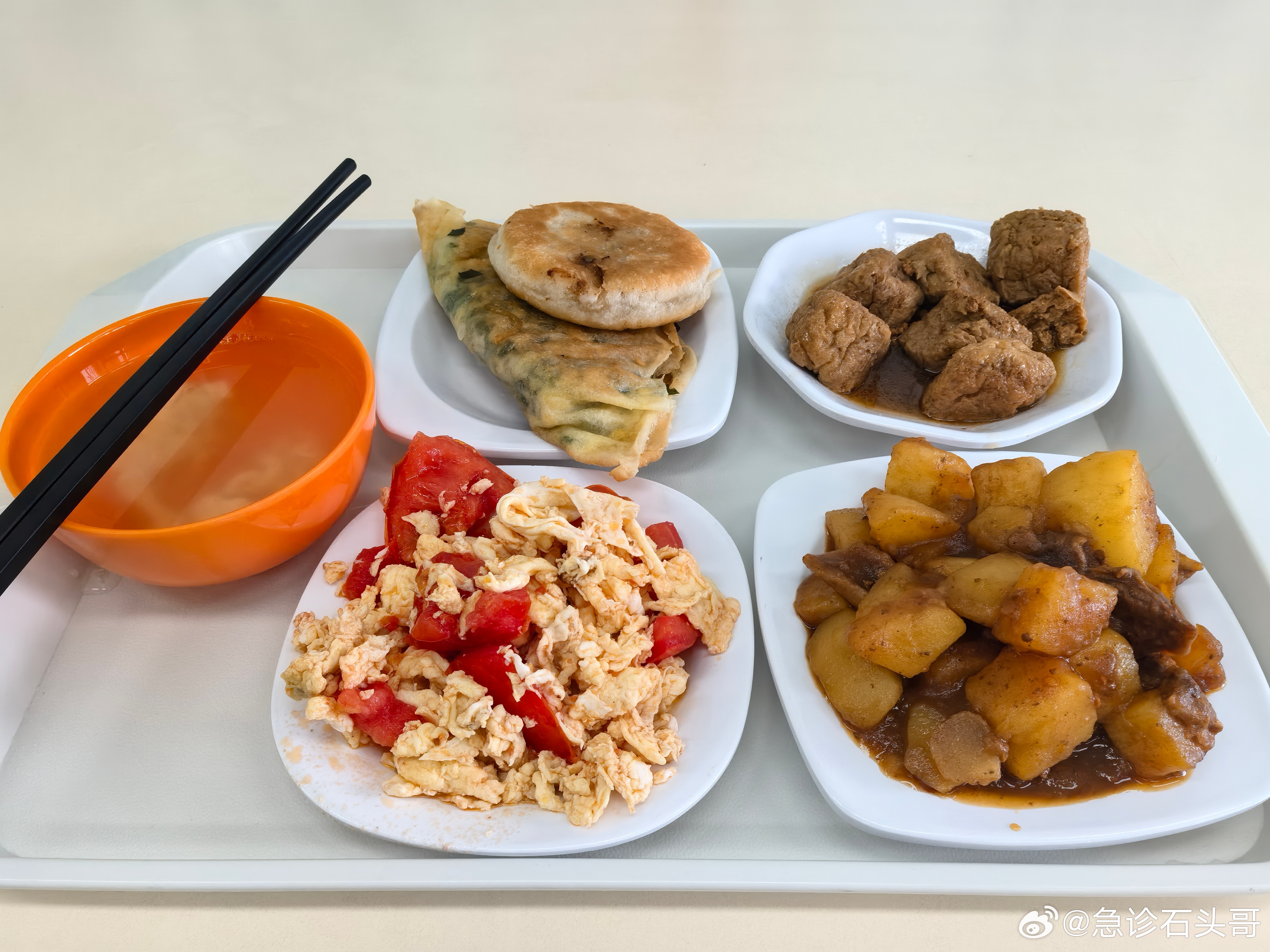 今天浙二食堂的阿姨照顾我，16块钱的浙二午餐，人终究是群体动物，需要情感的陪伴，因为当你在监护室的时候，病情从危重转危为安，清醒过来以后，在那种环境中，极度安静，到处是机器报警和监护仪的声音，身边的其他患者都在床上躺着插满了各种关系，终生难忘，因为死亡的恐惧就是这种孤独孤寂恐惧的感 ​
