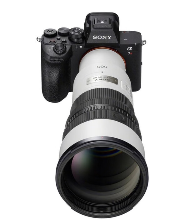 索尼FE 600mm F6.3 GM（SEL600F63GM）预购火爆，日本官方发布发货延迟预警
	
索尼日本官方发布通知：新款FE 600mm F6.3 GM OSS，自9月29日开启预定之后，预订单量远超内部预期，因此将出现供货不足、交付延期的情况。
	
• 镜头定位：E‑mount全画幅超远摄GM大师头，重量仅995g，是目前全球最轻的600mm定焦镜头，原定发售日：2026‑10‑09。
	
• 延期原因：市场预购需求旺盛（需求大于产能），并非产品缺陷。索尼向渠道告知，已下单消费者有可能要等待更长时间才能拿到货。
	
• 官方尚未公布确切的延期时长、新的交货时间表。#RED新生代创作大赛