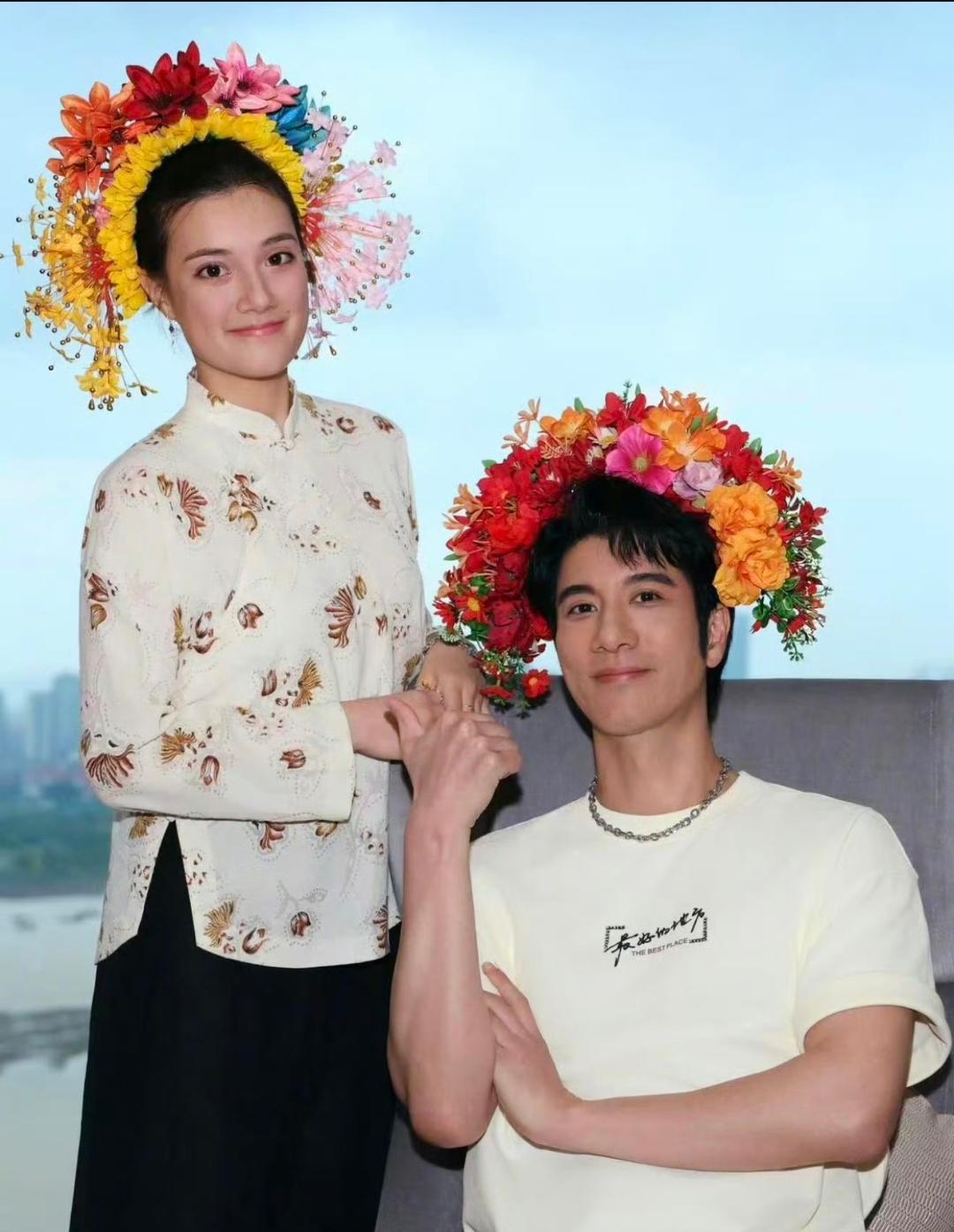 不得不感叹遗传基因的强大了！
他的侄女竟跟他长的一模一样，大家能看出这是哪位歌星吗 ​