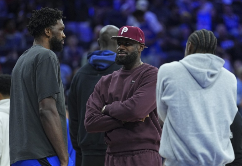 近日，前NBA球员“铁林”丹尼·格林在《NBA Today》节目中，谈到了76人球员詹姆斯在季前赛的表现。

铁林：“我很喜欢他掌控全局的方式。他不需要多么有侵略性，也不需要自己得分。他把每个人都串联起来，让那些家伙发挥，他在适应他们，而不是让他们来适应自己。这是一方面。”

“另一方面，和恩比德 ​