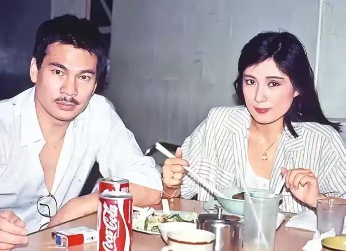 陈观泰的感情生活十分精彩，活了80岁，娶了4任老婆，而且都非常的漂亮。

2026年9月2日凌晨五点，这位邵氏武打巨星在广东中山的家中因脑出血引发心脏骤停，抢救无效离世。消息传开，很多人愣了好一会儿——上个月他还跟老友喝茶，气色看着不错。谁也想不到，那个银幕上打了一辈子硬汉的人，会走得这么突然。