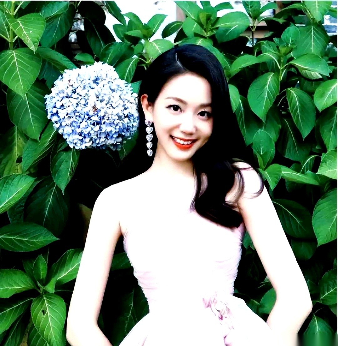 许嵩和冯禧的恋情传了这么久，为啥迟迟等不来一个官宣结婚的热搜？
看完这姑娘的履历底牌，答案直接摆在了明面上：人家手里的牌太好了，早早结什么婚？
二零零零年出生的重庆妹子，一米七六的净身高。往人堆里一扎，高挑清爽的个头直接把大女主气场撑满。这可不是个普通的花瓶。
翻开她的档案册，中国传媒大学播音主持专