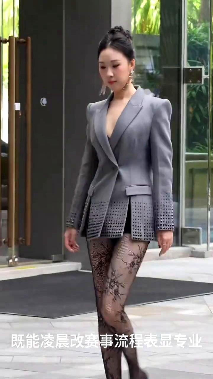 超模主席把西装穿成热搜。  原来“杀”的不止是腿。  凌晨三点改流程...