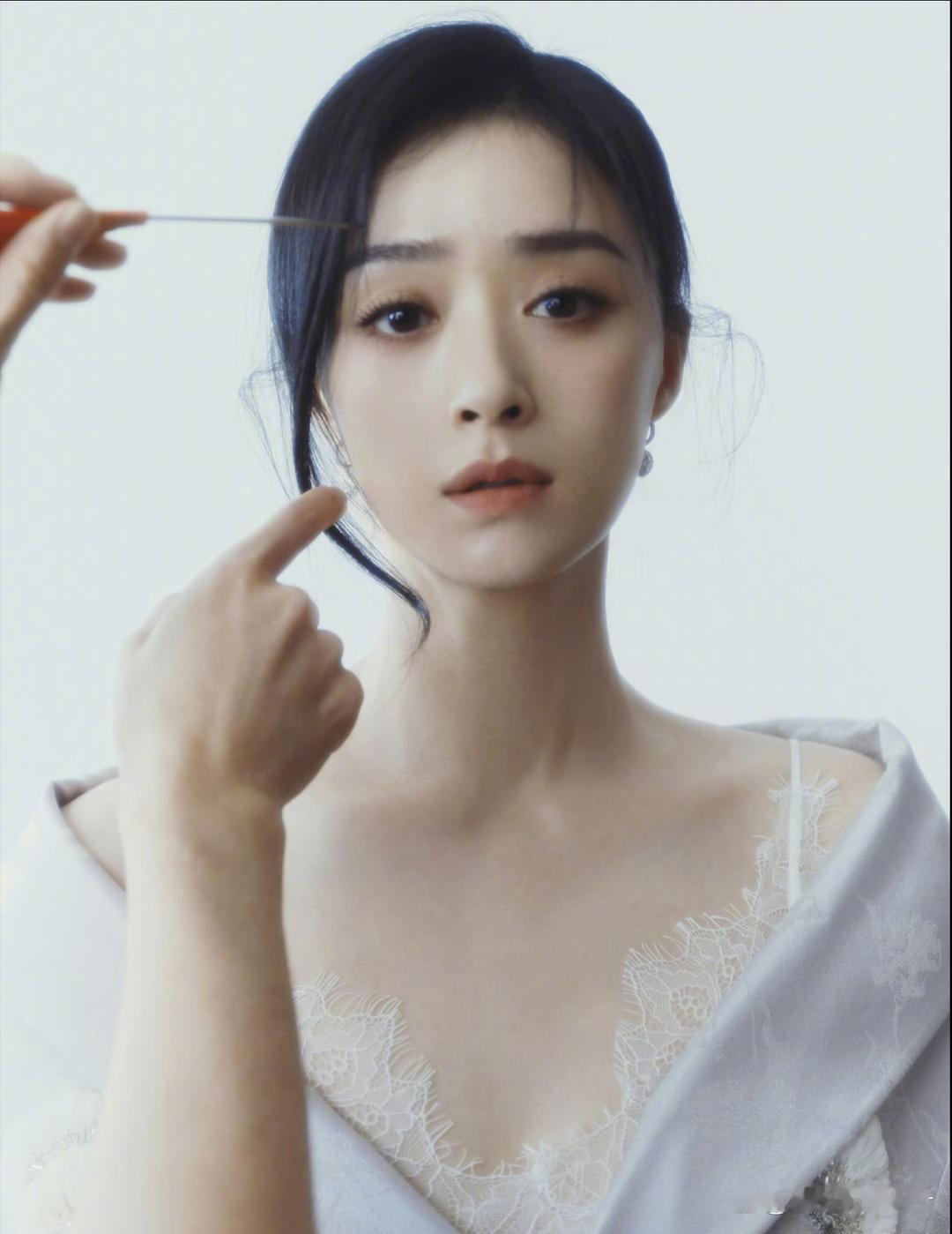 1.丞磊没什么瓜，就是普通男艺人，也谈恋爱，但目前没谈过圈内的，和搭档cp都是同事关系。
2.丁禹兮古偶暂时不看了，在接触新电影，他事业心挺重，还是想再升一升咖的。
3.刘涛和蒋欣很难和好了，其实共同好友有劝过，但两人都觉得算了，没想着要再接触。
4.长公主和富商结婚的那几年，她试过不少科技 ​
