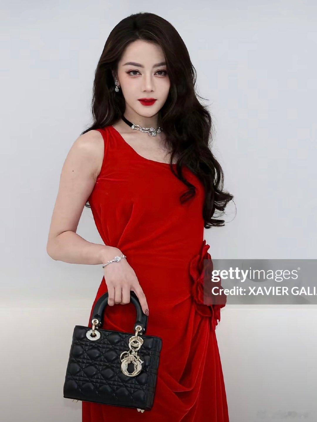 #迪丽热巴[超话]##迪丽热巴迪奥造型投票第一#dlrb#迪丽热巴造型登顶RCFA#
你到底是恨我这张脸 还是恨你没有这张脸
​