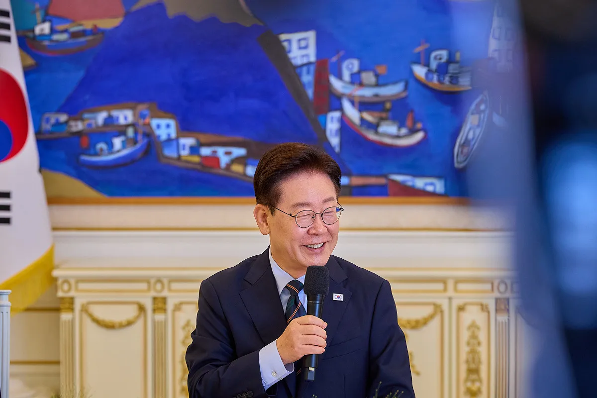 伊朗用韩文警告韩国，出兵霍尔木兹计划未定先引内部分裂。

伊朗外交部发言人近日在社交平台发布全文韩文帖文，警告韩国若向霍尔木兹海峡派兵或参与波斯湾军事行动，等同于公开宣战，将招致严重后果。帖文回顾两国64年建交情谊后话锋一转，明确划出红线，称派兵将让双边关系“没有回头路”。

导火索来自特朗普持续施
