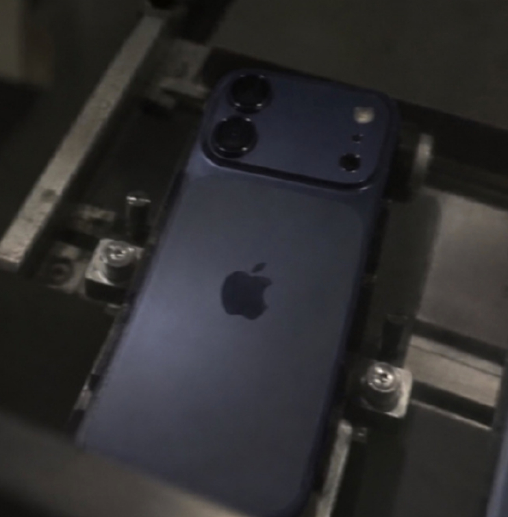 【#iPhone18外观曝光#】

日前有博主曝光iPhone 18标准版外观：采用Pro版同款横向大矩阵DECO设计，但取消长焦镜头，若爆料属实，这将是近几年变化最大的标准版机型。#iPhone18或采用大矩阵镜组# 

此前苹果已在2026年秋季发布会率先推出iPhone 18 Pro、18 Pro Max及折叠屏iPhone Duo，标准版iPhone 18 ​
