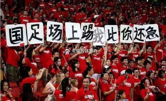#中国足球# 突然想起一个事！那就是小区一个邻居，他的孩子（初二），是学足球特长的，目前已经进入了省队，开始了集训（为了备战本土全运会）！

这个对于孩子来说，肯定是一个好事，毕竟学足球这么多年，能够进入省队也是万里挑一了！但是，集训期间也遇到难题，那就是学习基本荒废了，没有安排教学，全是搞足球训练，这对于初二的孩子来说，着实是一个挑战。

想到这个，我就想到中国足球训练，不管专业机构还是校园足球，真的都面临足球+学业的双重抉择，怎么办了？目前中国真没什么解决办法！

邻居他们是各位家长一起请老师补习，能学一点就学一点，回到学校，老师又不会单独给你补课！#微博视频号迎新计划##国足[超话]#