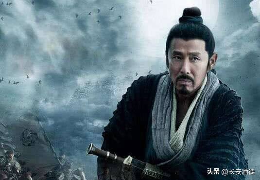 雍齿活出了“统战价值”，第一个被封侯。

汉初大封功臣，群臣争功不休，天天聚在一起嘀嘀咕咕。刘邦在南宫远远望见，问张良：&34;这帮人在说什么？&34;张良一句话把刘邦吓出一身冷汗：&34;陛下不知道吗？他们在商量造反。&34;

张良分析得明明白白：陛下起于布衣，靠这帮兄弟打下天下，如今封的都是萧何、曹参这些心腹，有仇的