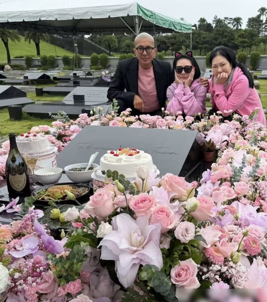 五十岁冥诞，一家人穿着粉色衣服，带着海带汤和香槟，去墓园给大S庆生。
小S说具俊晔眼里已有光，每周照样全家聚餐，还驳斥了跟S妈争产的传闻。可台媒拍到的画面是，他站在墓前崩溃痛哭，人瘦得脱了相。
问他回不回韩国照顾老母亲，他说不回，要留在台湾，因为还爱大S。
一边在镜头前说状态好转，一边在墓园哭