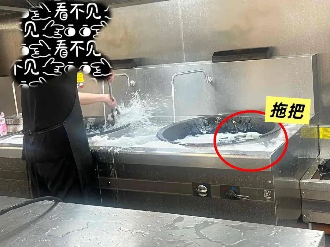 南京一幼儿园居然发现食堂用炒菜锅洗拖把

天都要塌了，平时孩子们摸了地的手，都要用洗手液洗了，才给吃东西。

现在居然拖地的拖把把锅里洗，这是什么操作，省水、省力，其心可诛，坏透了，没有一点道德底线。

都是家长平时捧在心尖的孩子，这得有多愤恨啊！
