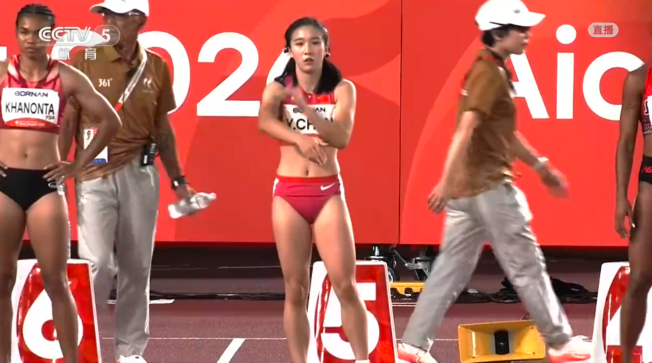 亚运会女子100米决赛，中国选手小孩姐陈妤颉打破亚运会赛会记录11秒06，小孩姐真的不错，从“最强初中生”到亚洲青年纪录保持者，陈妤颉用三年时间完成了从火炬手到亚洲冠军的蜕变。
她的偶像、中国短跑名将葛曼棋就在她身后——这场决赛，是新老两代“女飞人”的交接。而陈妤颉的目标远不止亚洲：“我的优势就是初