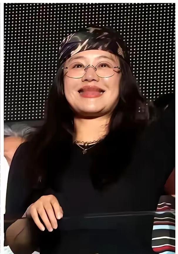 那英演唱会台下，马思纯往李沁旁边一坐，娱乐圈的审美潜规则被当场撕碎。
镜头扫过，一边是瘦得锁骨凸出的标准美女，一边是脸颊有肉、胳膊粗一圈的马思纯。
 
圈内默认的规矩，女明星但凡出现在公开镜头前，就要维持纸片人身材，要收肩、要收腹，尽量把线条压到最纤细，生怕同框对比吃亏。可马思纯完全没有刻意躲闪镜头