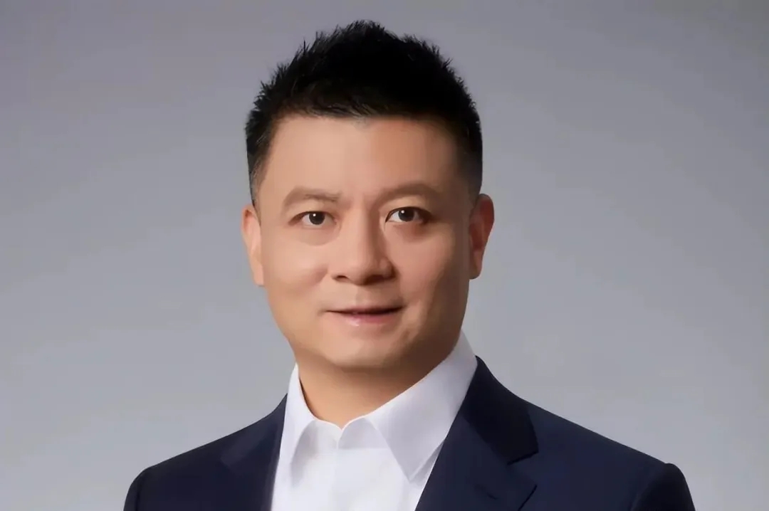 奥迪中国迎来史上首位中国籍总裁，这一消息引发行业广泛关注。对于豪华品牌来说，本土高管执掌中国市场，有着不一样的意义。
 
中国是奥迪全球最重要的市场之一，新总裁更熟悉国内消费者喜好、新能源赛道变化，也更懂本土的竞争环境。面对国产新能源车企的强劲冲击，豪华品牌想要稳住市场，本土化决策会变得更加关键。