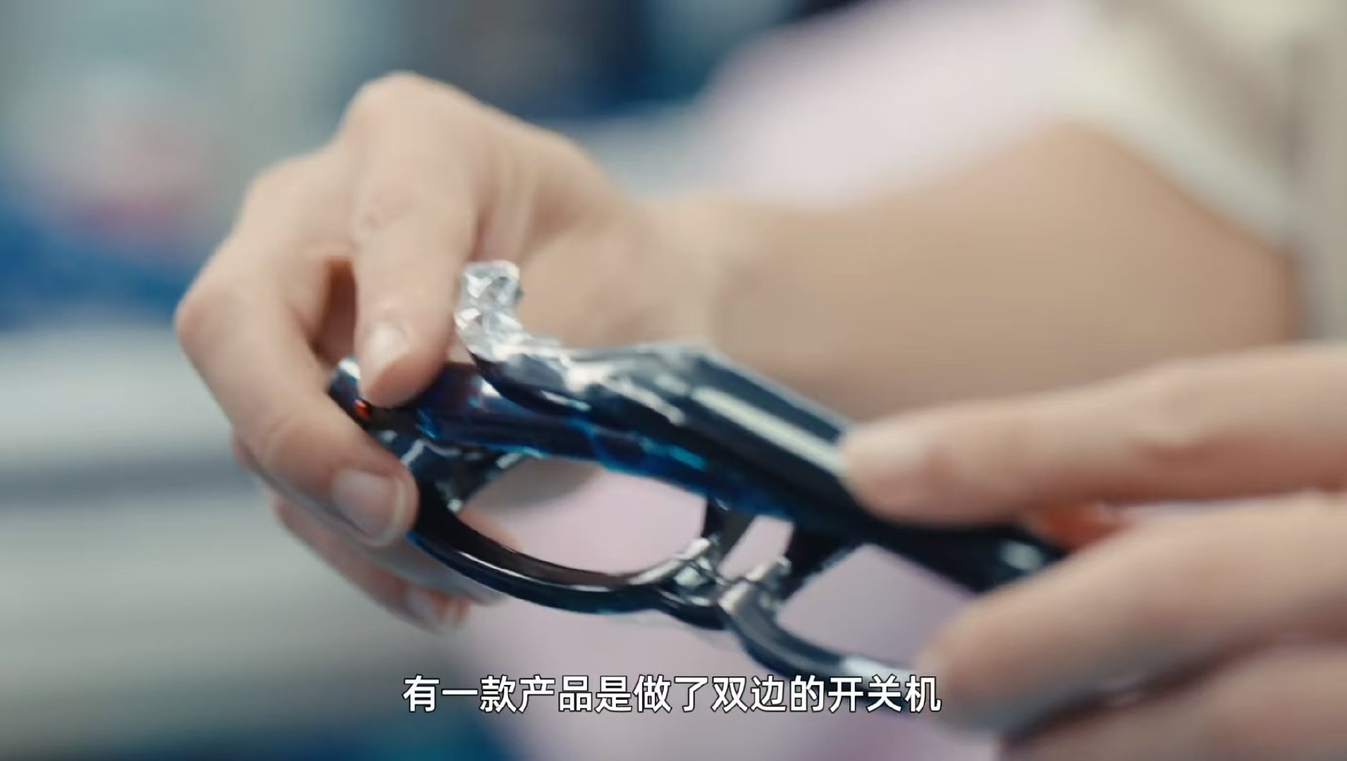 #60美元深圳AI眼镜在美国卖爆#做AI眼镜出海，少去宣讲一堆冰冷硬件参数。多还原记录瞬间、实时翻译这类真实使用场景，让海外用户感知实际价值，远比炫技术配置更有说服力。
#00后侄子带80后叔叔勇闯美国# ​