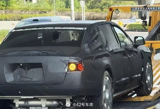 「坪山古思特」的谍照又更新了一波，车长据说 5.5 m级别、对开门，会在阿联酋首发[喵喵]应该能震撼到「头顶一块布」的土豪们。

#42how##仰望# ​
