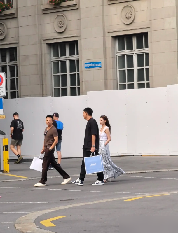 汪小菲二婚风评彻底逆转，直接撕开了中年男人最现实的底裤。
跟大S那十年，是硬演偶像剧。女方要排场，两地长期分居，天天情绪内耗。大S给的只是明星光环，绝不碰餐饮运营的脏活累活。
换到马筱梅，画风突变，直接成了搞钱合伙人。这女人不搞浪漫，极度务实，甚至能把老公的脾气折算成经济成本。
她没空内耗，天