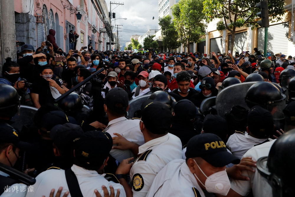 危地馬拉民眾示威 與警方發生沖突-圖2