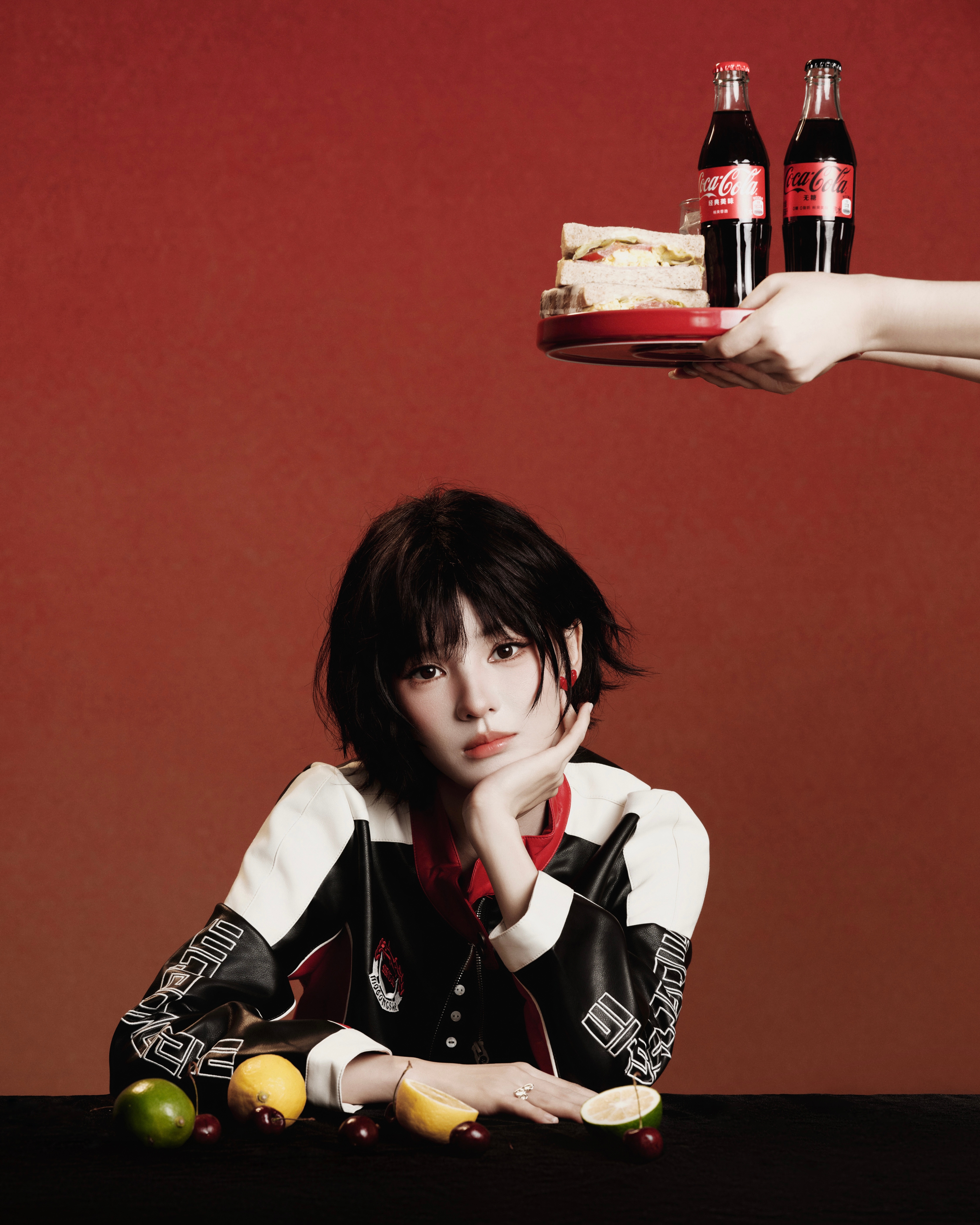 #张予曦[超话]# · #阿里个瓜# 

获得快乐配方的一天🥤
化妆：
发型：
摄影：​