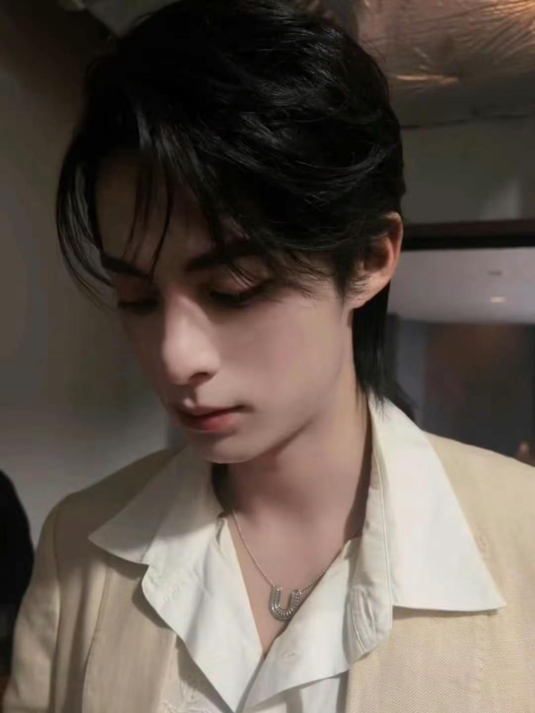 看到你漂亮的眼睛一直笑 也算我幸福的一种.王鹤棣 （cr：🧣-今生是棣一次-）