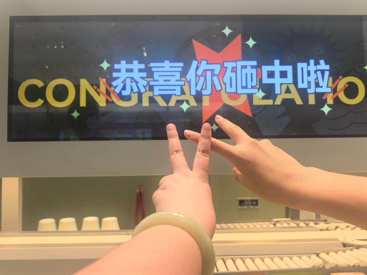 每次进城都很lucky，中奖率百分之百，就连偷懒叫🚗，都能叫到特斯拉[嘻嘻] ​