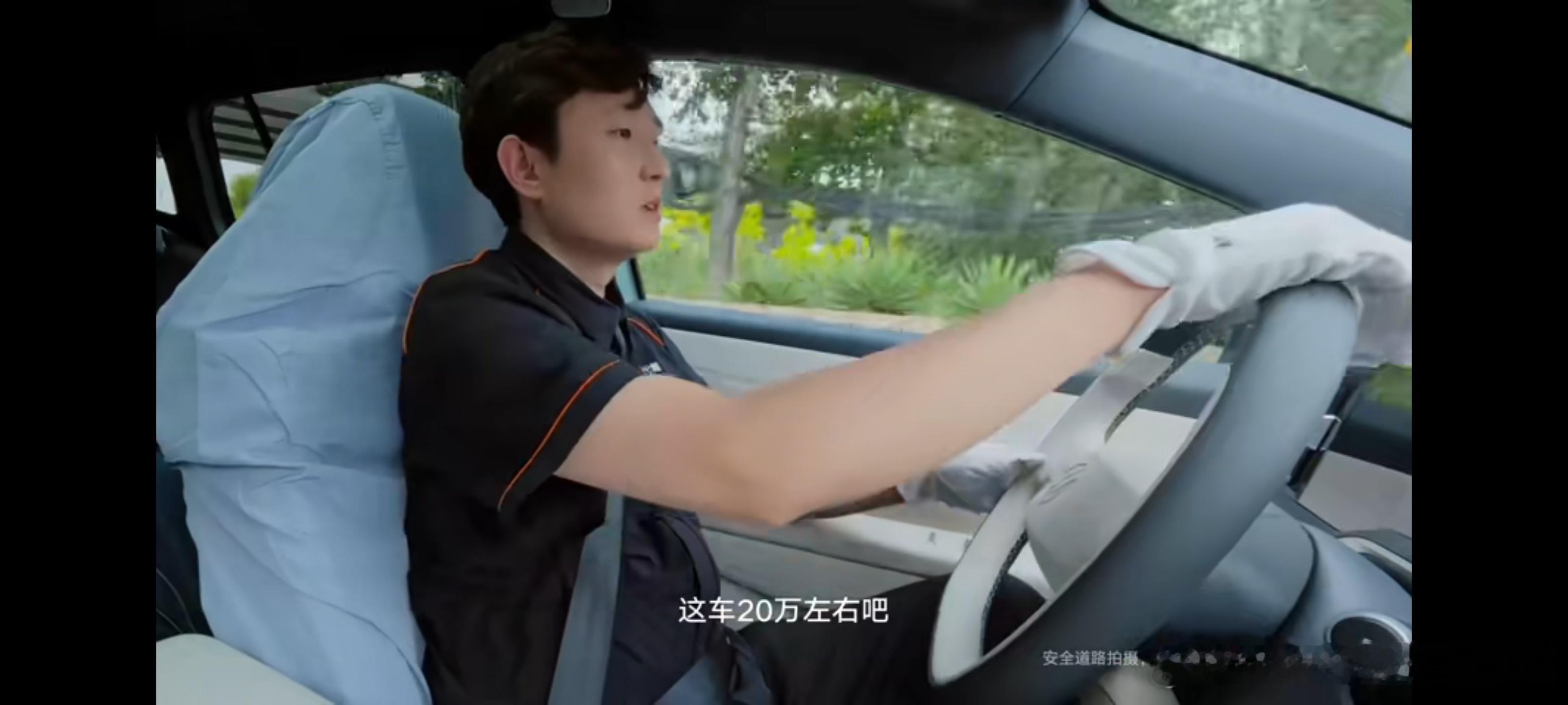 #跟着易立竞看T6##易立竞找代驾试车##一汽大众T6#
易立竞不愧是内娱第一狠人，采访人把人问到灵魂出窍就算了，现在居然开始"审车"了。但她这次的操作我是真服——不放PPT、不讲参数，直接甩个代驾师傅上场。
这相当于考试不让你翻教材，直接把天天刷题的学霸请来答题。代驾师傅试完大众T6说了三句大白 ​