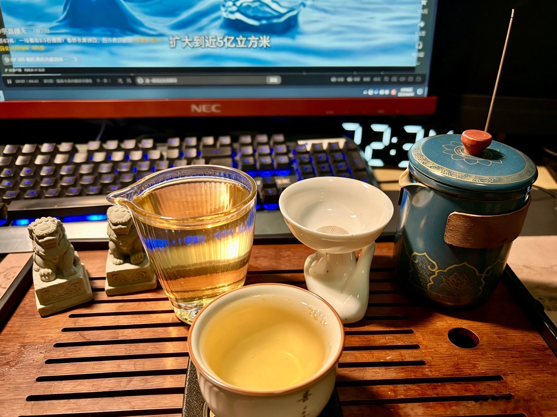 [嘻嘻]有事喝茶提神醒脑，没事喝茶修身养性。反正，万事一杯茶搞定！  ​​​