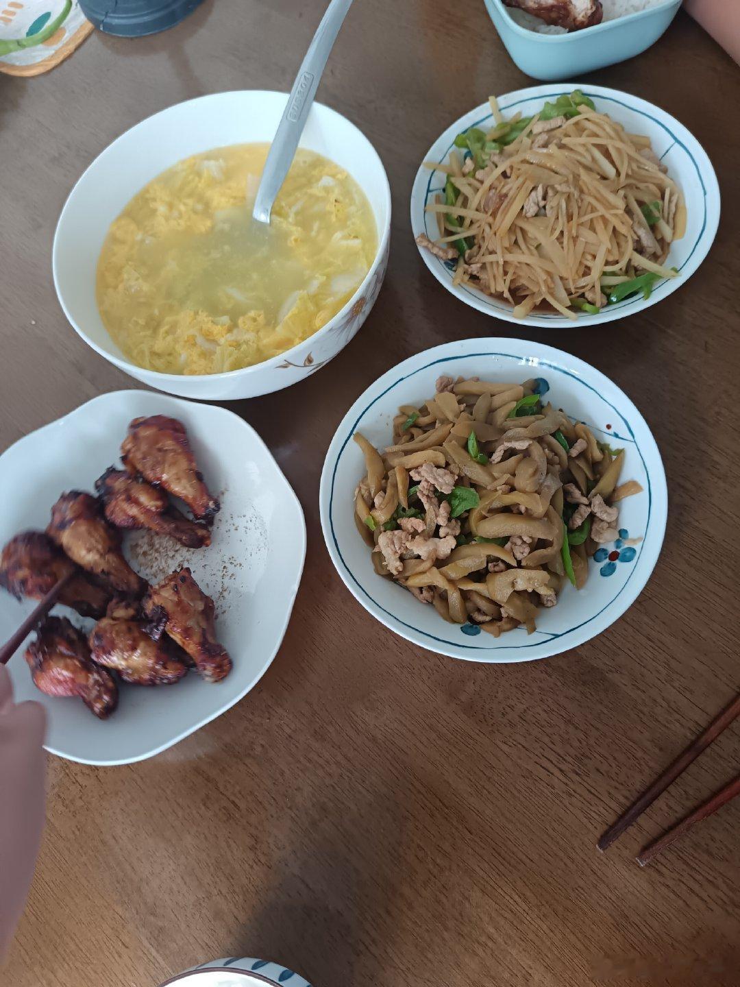 #格子家午餐# 
好久没做饭，从今天开始我又上线了，开启烧烧烧模式。

#店员感慨手机早买一天赚600#现在手机涨价太离谱了，完全买不起，瞎用吧。 ​