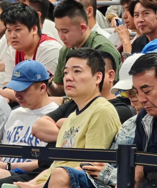 五棵松这场“天王山之战”，虽然主队输了，但看台上这位“特殊观众”的跨界...