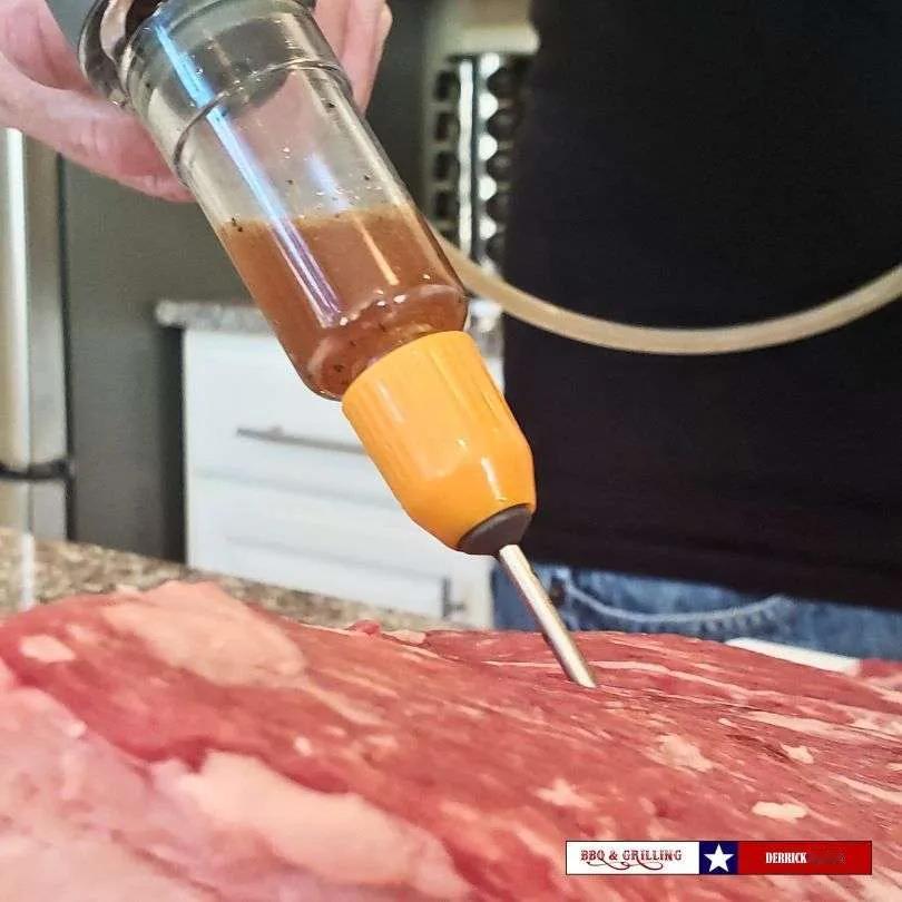 #雪花牛肉疑似造假# 
“注射”和“滚揉”，是肉制品加工中的两种基本工艺，已经在国内外都已经使用多年。
其产品，是“调理肉制品”。
把肉通过E这些工艺做成“调理肉制品”有什么价值，这里不讨论。监管部门要求它们“遵守国家标准”并且“明确标注”，商家只要做到了就完全没有问题。
但是，如果进行 ​